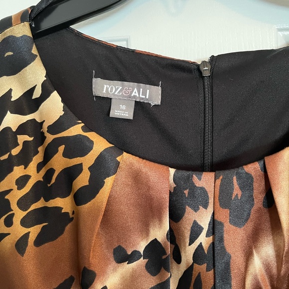 Roz & Ali size 16 animal print form fitting sleeveless dress. - Picture 4 of 5